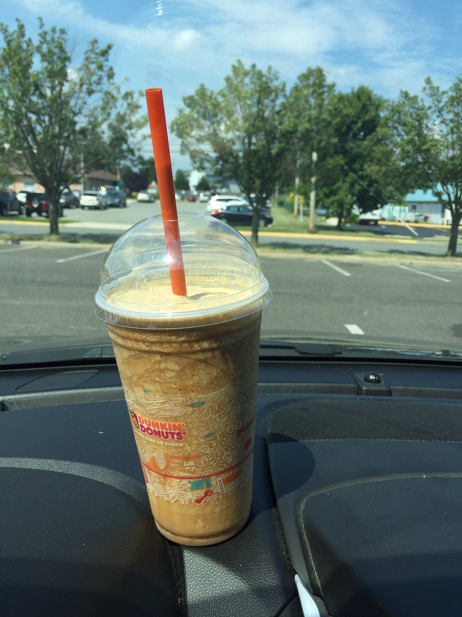 jerseelaundry's tweet photo. @DunkinDonuts does this look like a medium to u? Does this look like iced coffee to u?? No right! Stop selling out to immigrants. #speakeng https://t.co/pru9SVIU2j