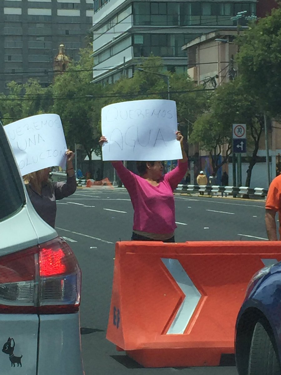 DrNetas's tweet photo. Oye @ManceraMiguelMX están bloqueando Tlalpan a la hora pico porque no tienen agua... mándales una de tus cajas de Evian, ¿no? https://t.co/ysQfc7Kit5