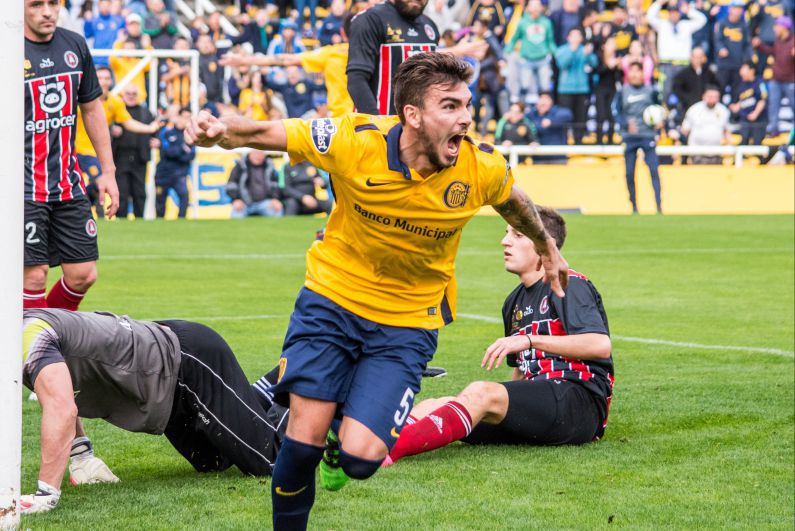 Joel Reinoso "soy centrodelantero, me gusta mas el juego terrestre, he marcado goles de tiro libre, soy derecho. tengo 21 años.