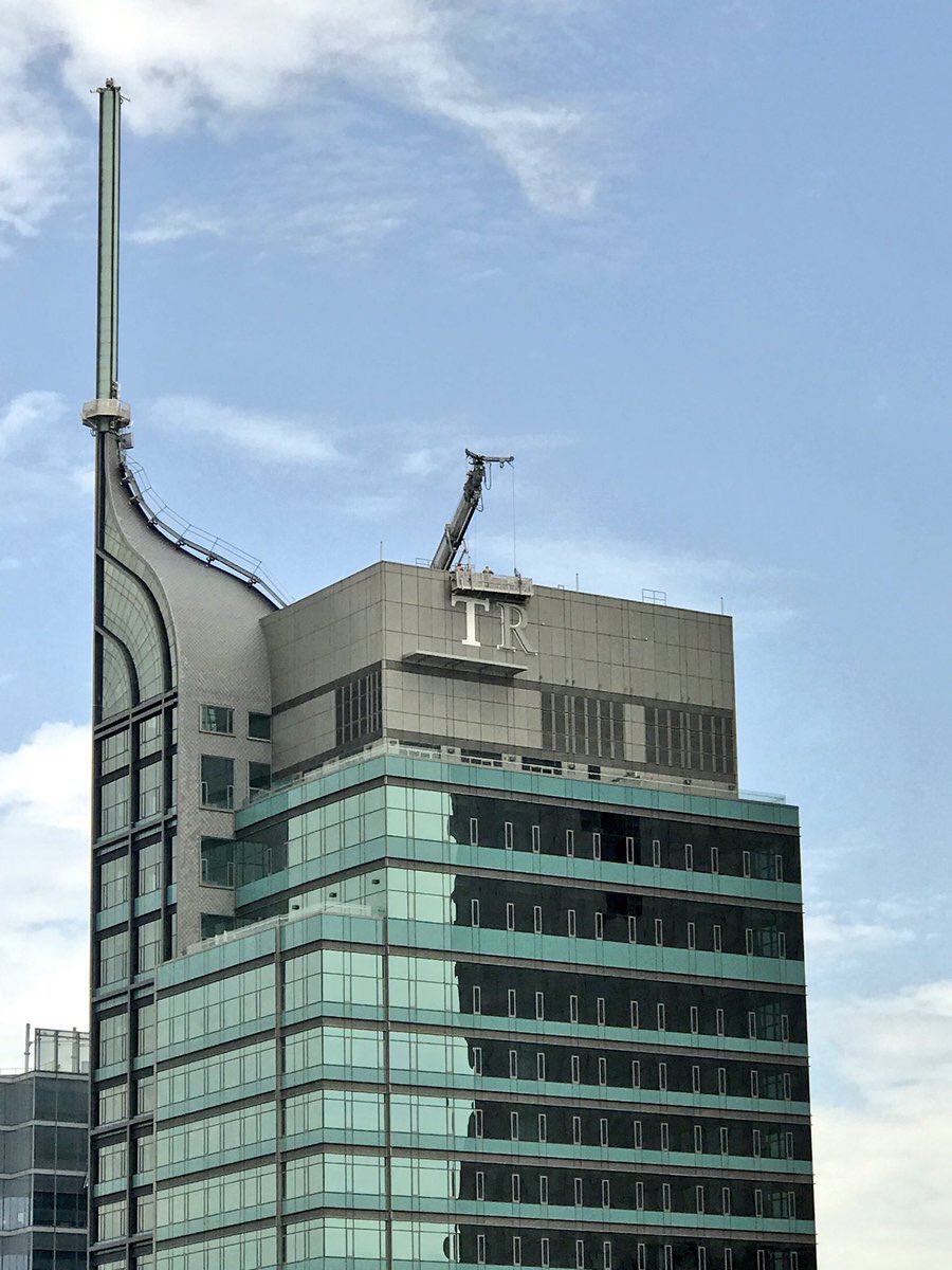 MadelnCanada's tweet photo. Torontos skyline just got a whole lot nicer. https://t.co/v4lPuDZhMu
