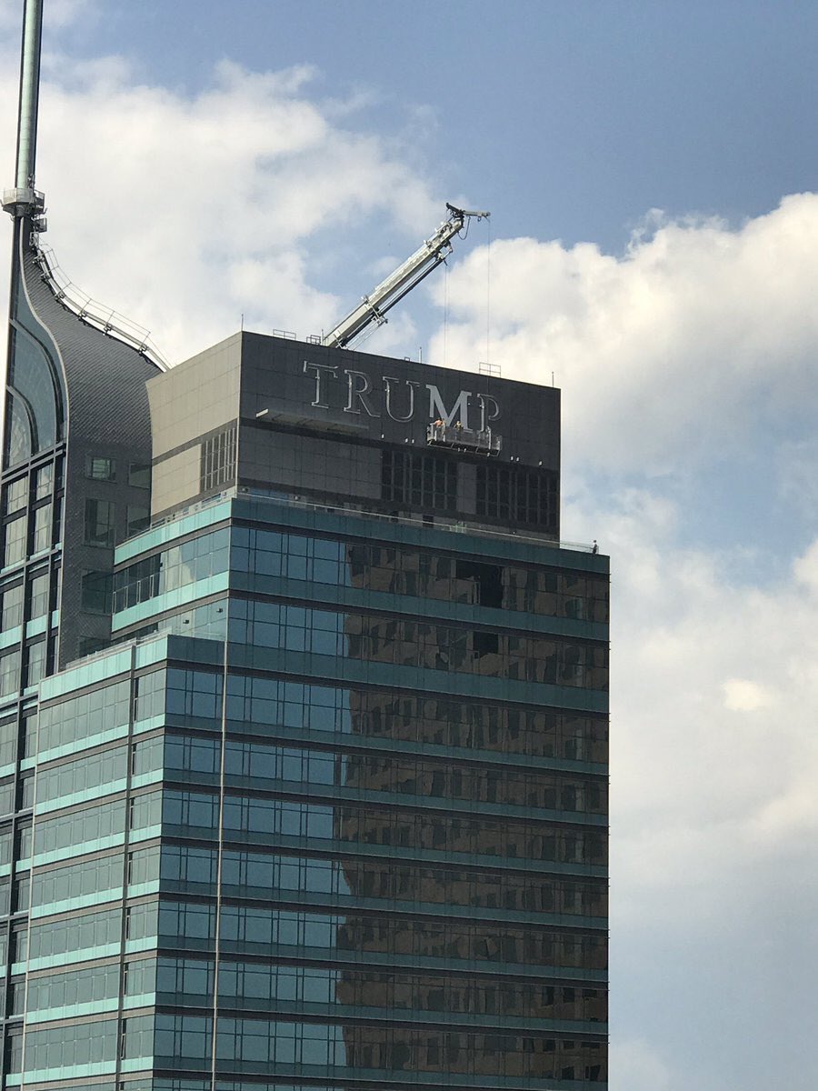 MadelnCanada's tweet photo. Torontos skyline just got a whole lot nicer. https://t.co/v4lPuDZhMu
