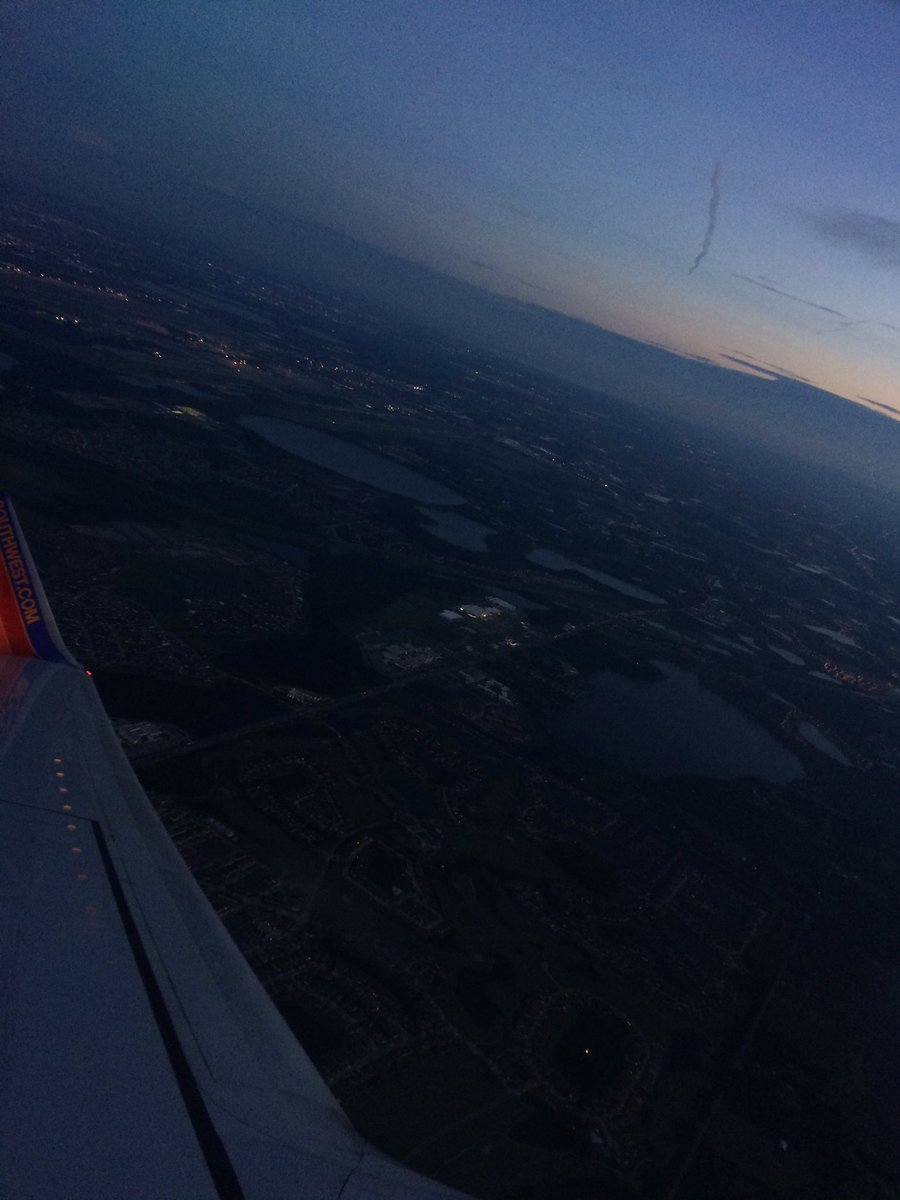 jordan_759's tweet photo. Sunrise from a plane view https://t.co/dNSaJeVDpw