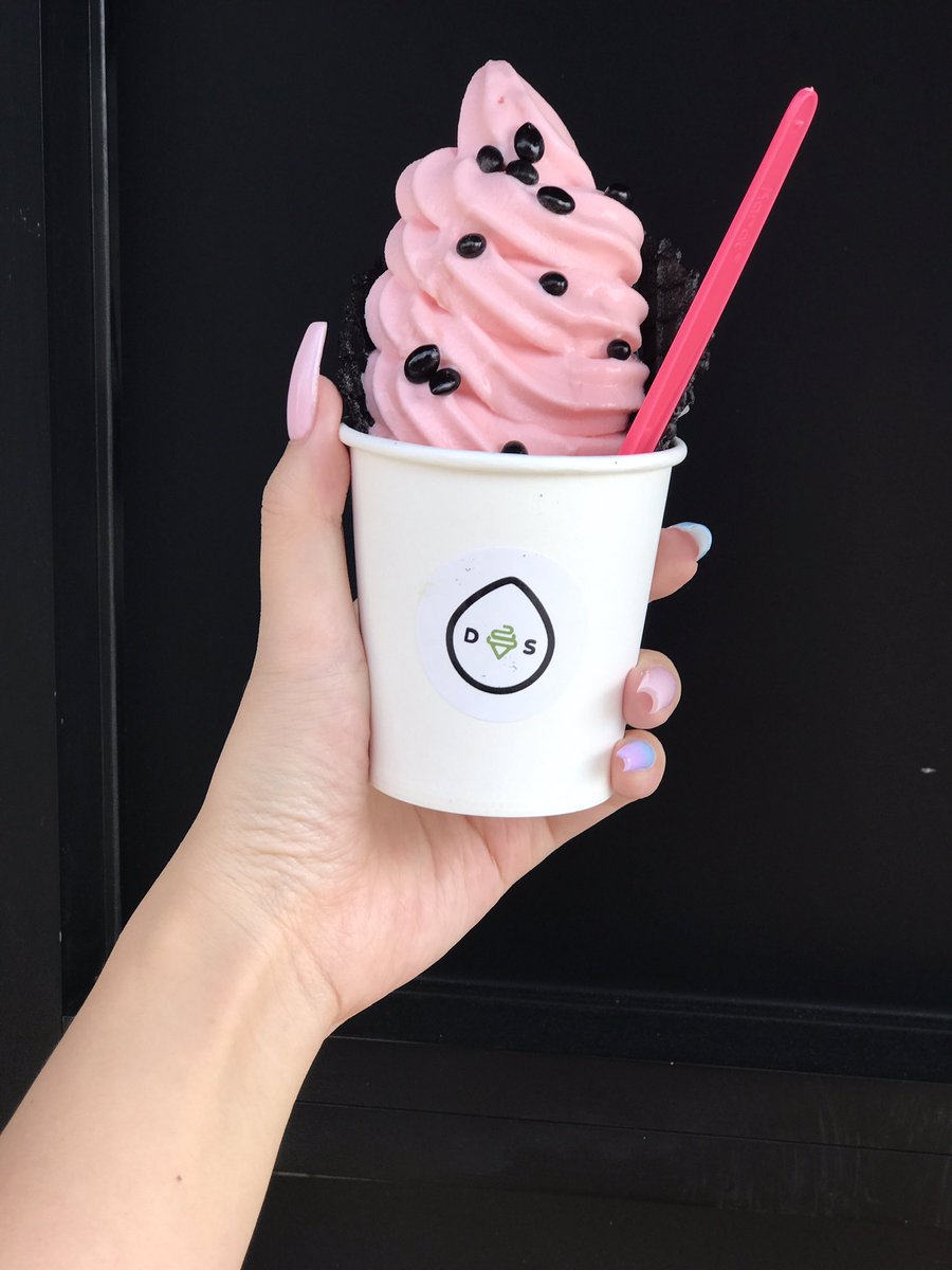 MissGinaDarling's tweet photo. New flavor is watermelon n those black dots r chocolates that taste like watermelon seeds. What kind of black magic fuckery? @drips_swirls https://t.co/YdKRqn3ehV