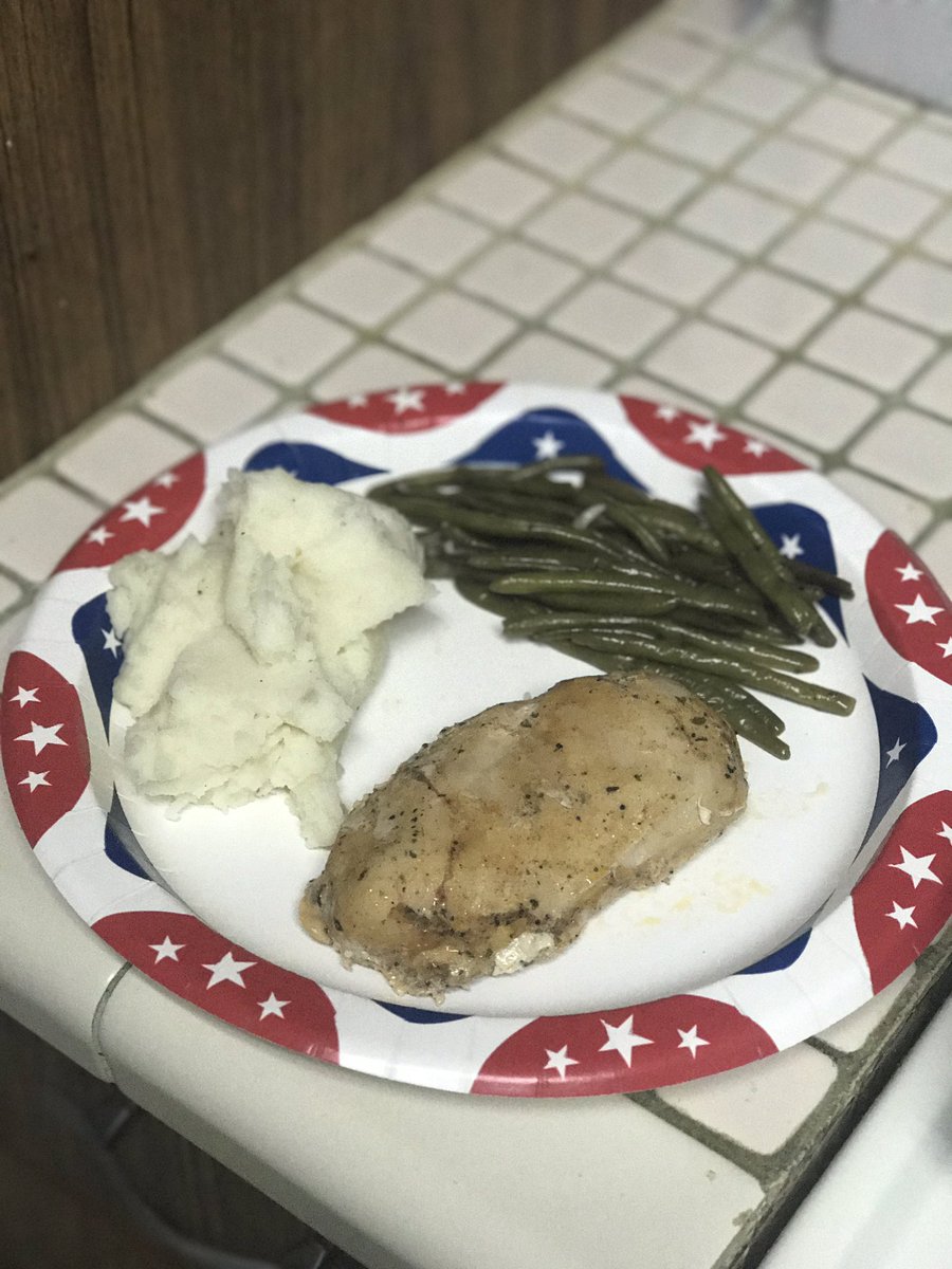 OcieSBanks's tweet photo. Please excuse my plating. I'll learn how to aesthetically plate food one day. #MasterChef #HomemadeMashedPotatoes https://t.co/QlS1q88nRF