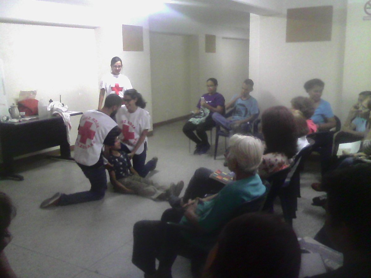 AvilaProyecto's tweet photo. El día de ayer se ofreció al Edificio Romar II, en La Candelaria, herramientas sobre primeros auxilios básicos comunitarios @CruzRojaVe https://t.co/ETCGojfDiT