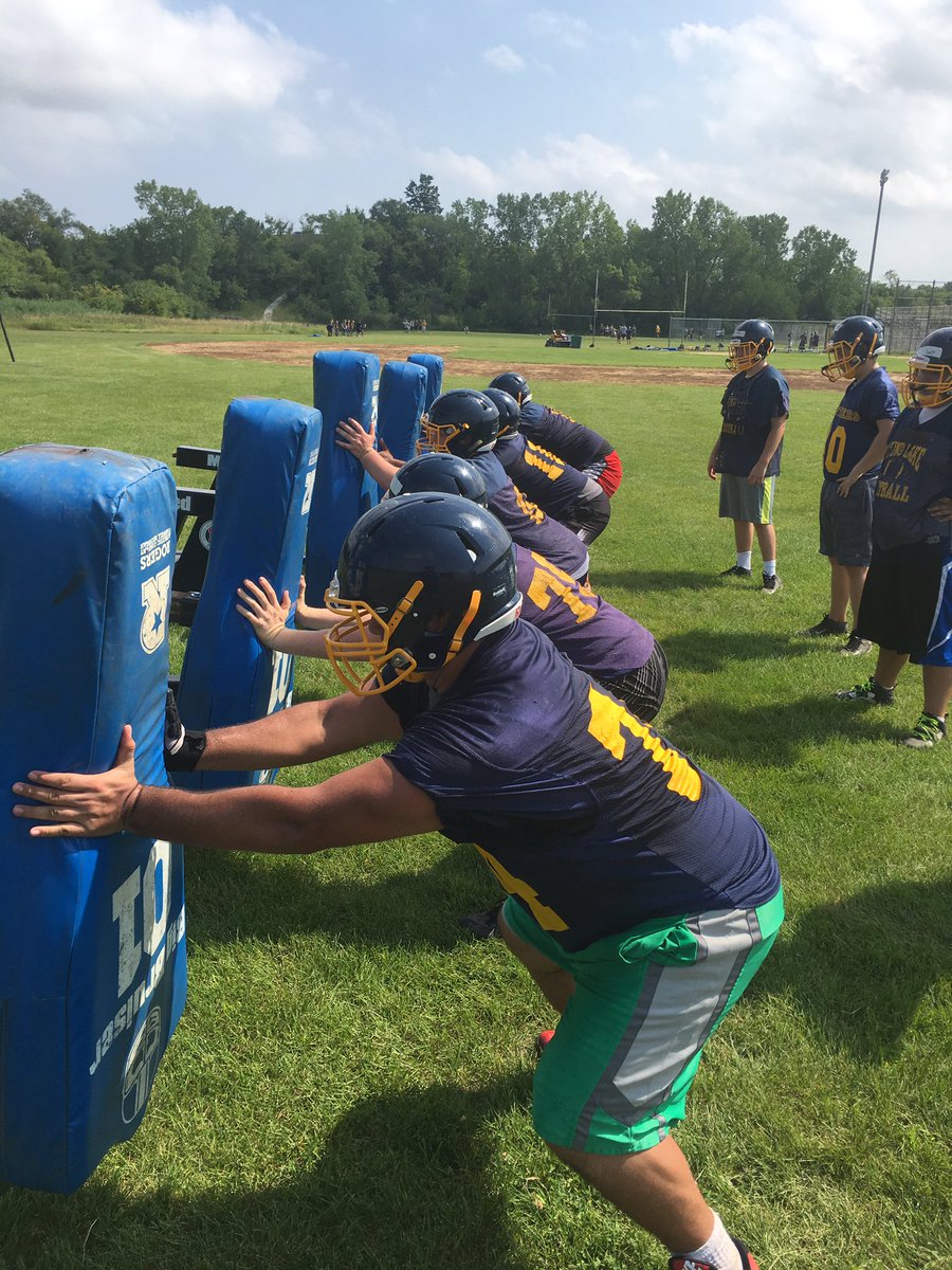 O-Line putting in that work.. LEAD THE WAY!! #lifeinthetrenches #staylow #getthefirst #finish