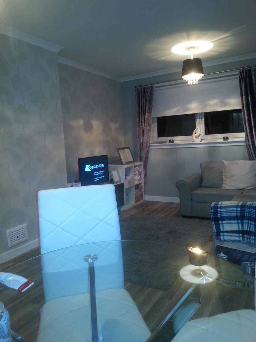 hassenc6's tweet photo. Chilling in the new pad with a beer. Came on a lot considering I got the keys just 10 days ago
#60minutemakeover #colin&amp;justin https://t.co/Dl1pfbvtUo
