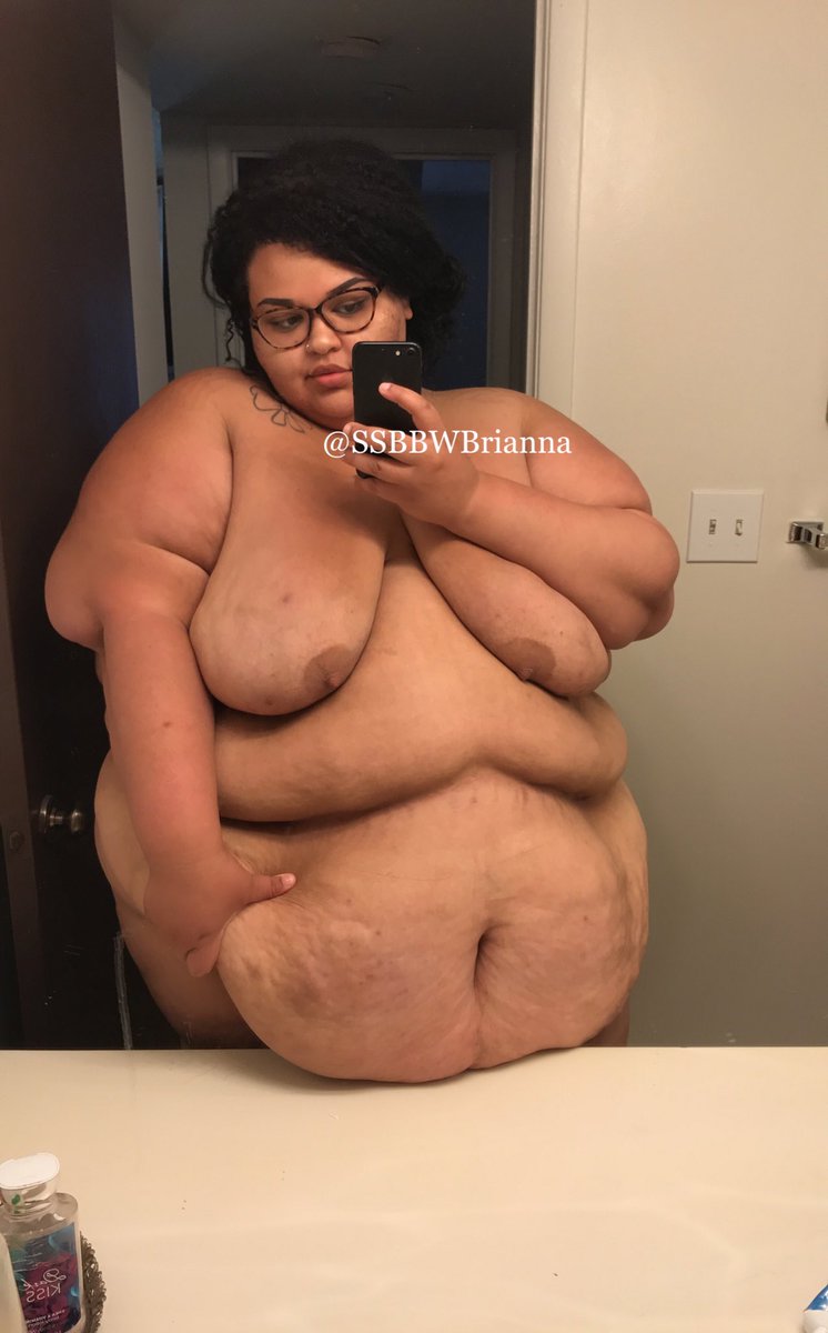 BigCutie Brianna on Twitter: "Been getting a nice tan at the pool ...