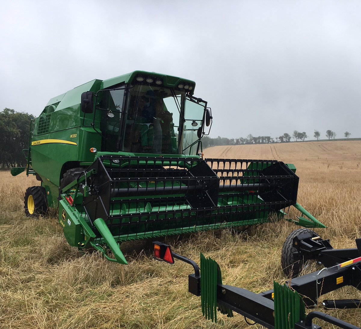 jasperrpollock's tweet photo. First day out with @JohnDeere #W330 today, #Harvest17 isn't just about big kit here in the West! #DeereSighting #barley #Farm365 https://t.co/5PfljBYtVr
