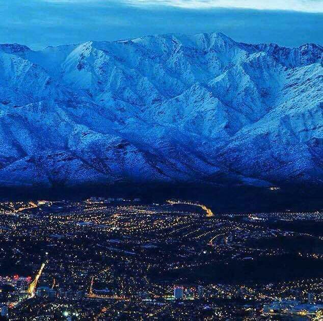 Tras gran nevada en Santiago de Chile impresionante vista nocturna:la cordillera arriba,luces de Santiago abajo.