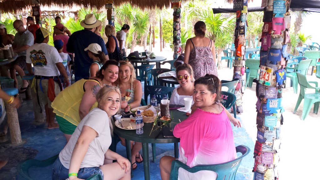 Cozumelbarhop's tweet photo. Right before the rain hit! #RefreshingShower #Lunchtime #YourDDinParadise https://t.co/Q0hK1cLoBG