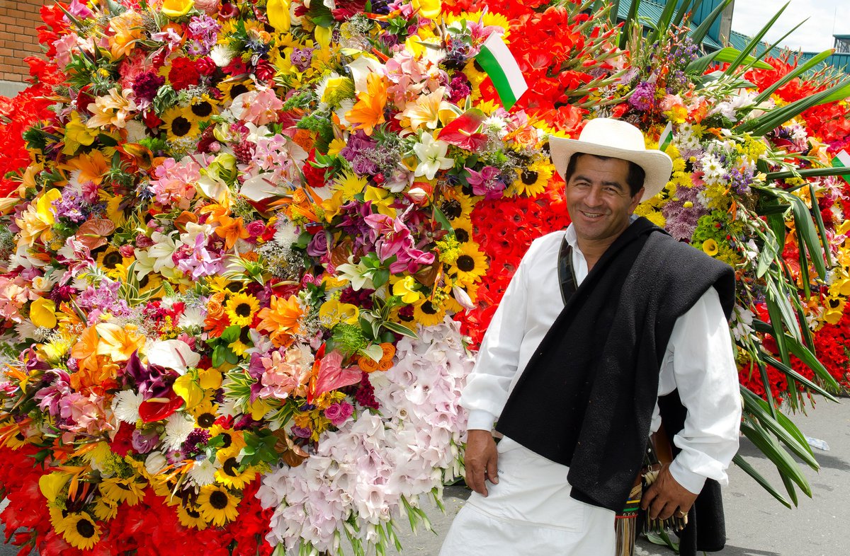 BureauMedellin's tweet photo. Medellín será sede ⭐️ de Colombia gracias a #Colombiamoda2017 y #FeriaDeLasFlores2017 👉 https://t.co/yMbQu90kYd @INEXMODA  @Medellin_Travel https://t.co/fr3QiD5hej