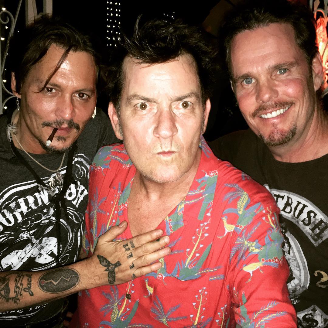 pcayuqueo's tweet photo. Depp, Sheen y Dillon en carrete aniversario 30 de "Pelotón" #AlgoPiola https://t.co/7MHl280GLn