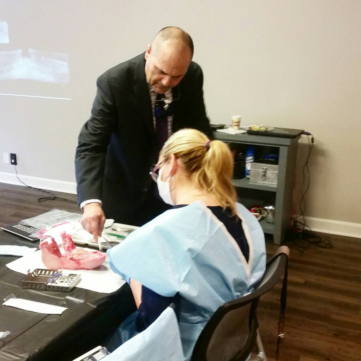 Kaya_Joshi's tweet photo. One on one guidance from Dr. Daniel Haghighi ๐ฉ๐ง๐๐๐ท๐
#dental #implantology #handson #implantsurgery #oralsurgery #surgicalkit #drhaghighi https://t.co/lGQneyUKBa