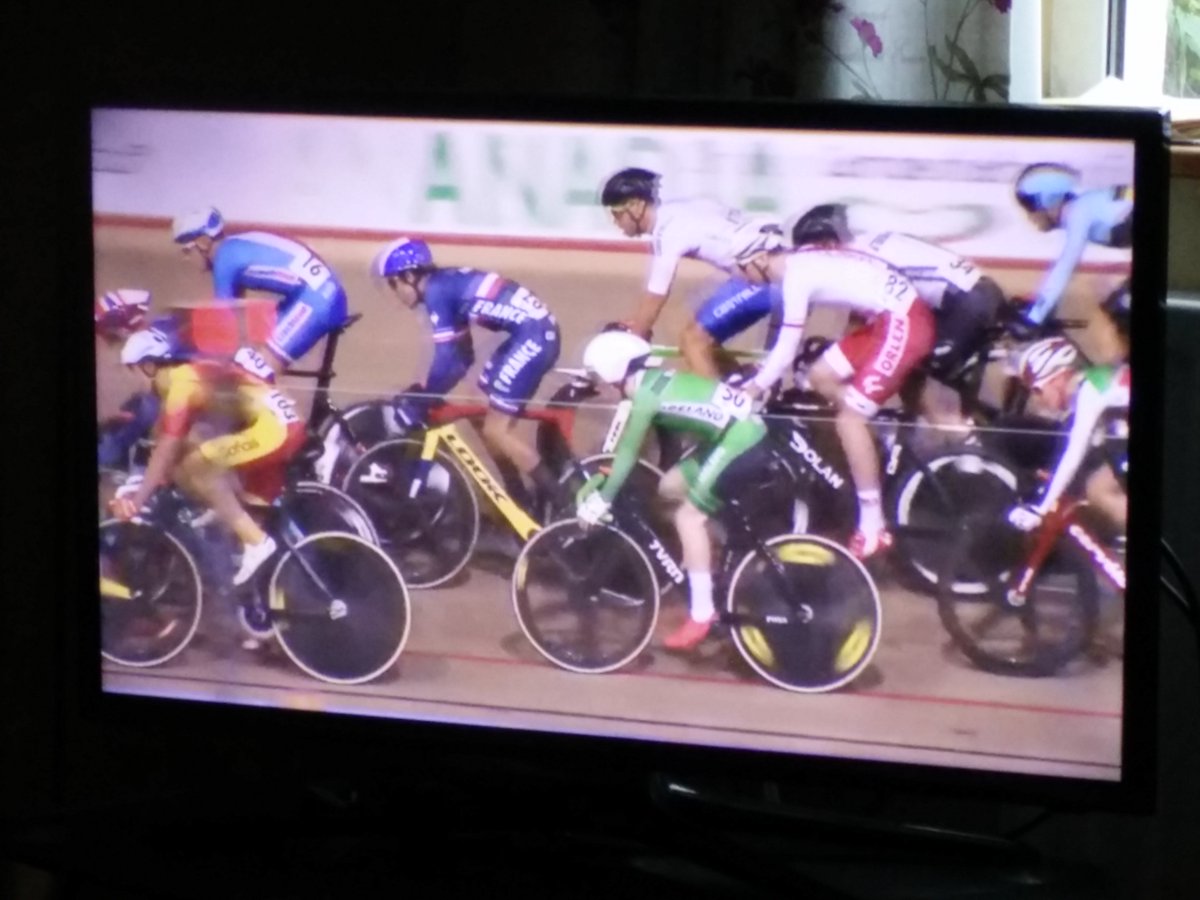 Medal alert JB Murphy wins a silver medal at the European Jun track championship in the Elimination race @murphy_surveys @IreCyclingFed