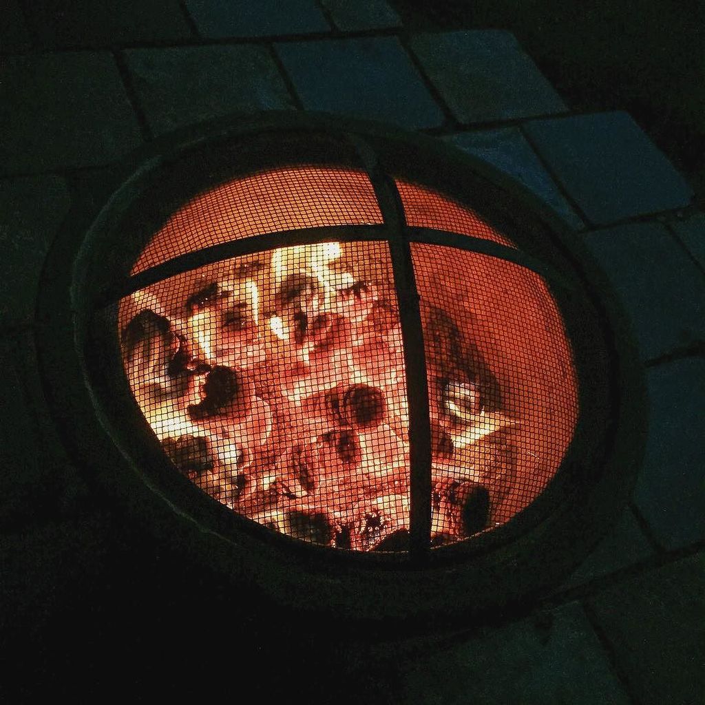 ThingsByNik's tweet photo. I bring you... FIRE! I do like a good fire pit. #Fire #Firepit #KeepingWarm #WalesRetreat #Wales #TheAcorn #Shephe… https://t.co/XMt3zEbNZ0 https://t.co/IBj8mKTNTv