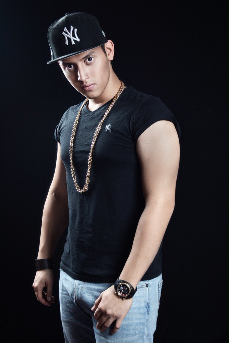 #TodosLosDiasTratoDe NO enamorarme de cada twittera nueva que me sigue!! 😈