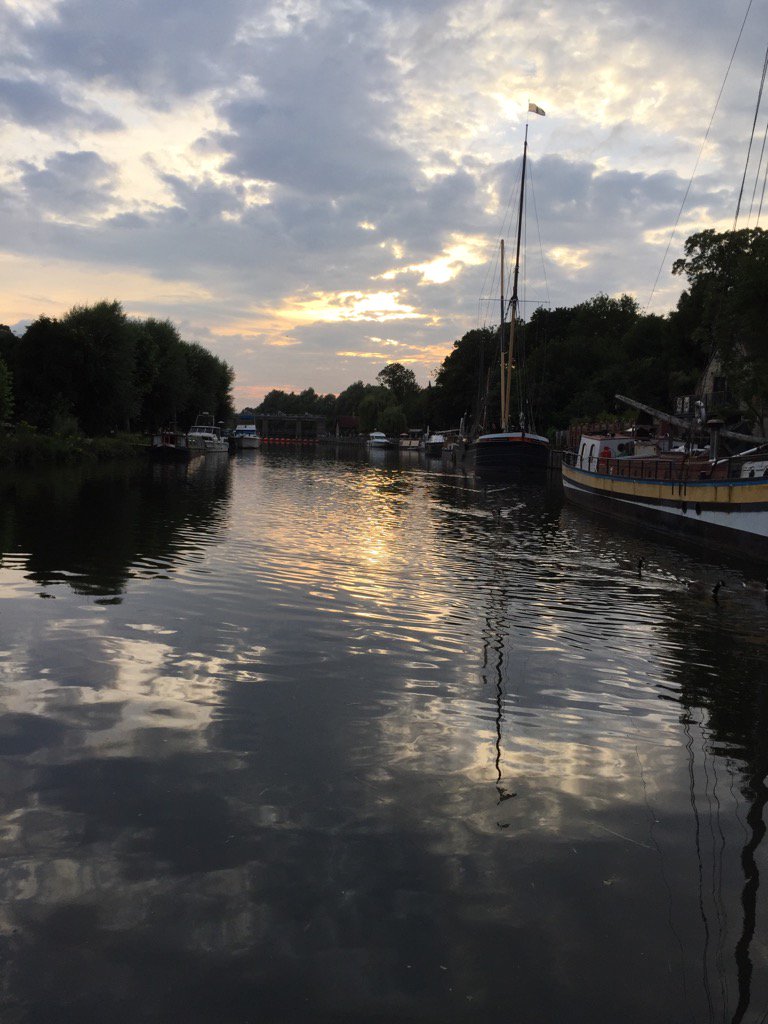nsk3nn3dy's tweet photo. Lovely evening up at #Allingtonlock #visitkent #riversunset https://t.co/bjtRYPqcrI