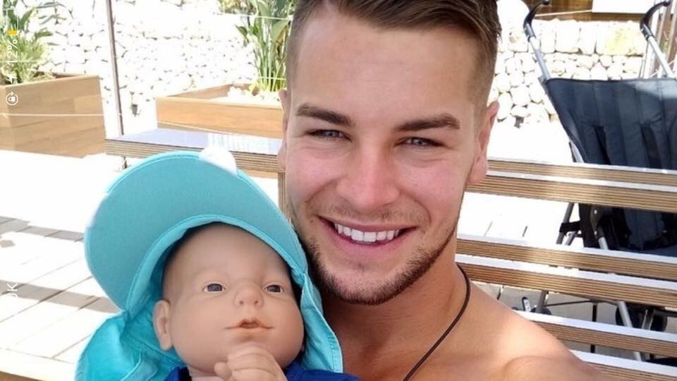 Aimskey15's tweet photo. All the woman in UK tonight watchin  #loveisland their ovaries are twitchin lol 😂🙊🙊😍😍 #teamchris https://t.co/RO8frT3Ibf