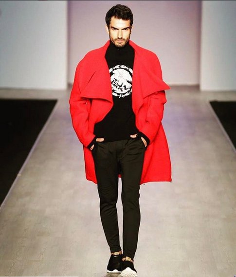 FocusMagCo's tweet photo. La moda y el arte "pueden parar" muros, símbolos mexicanos y de EEUU en @ricardoseco #FocusFashion #ModaConMensaje https://t.co/AhKO7ciVy9