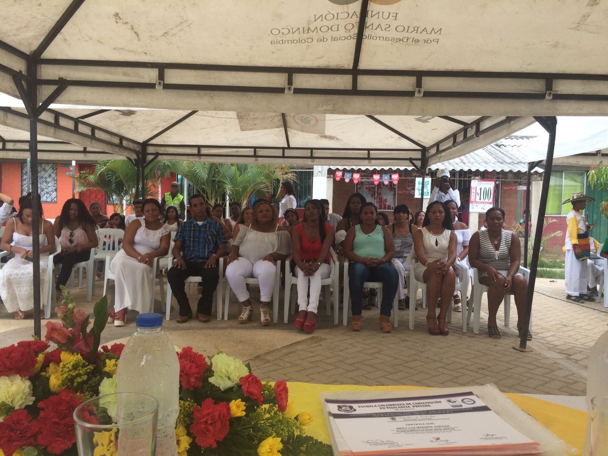 Minvivienda's tweet photo. 60 habitantes de los proyectos de #VIPGratis Villas de Aranjuez y Ciudad Bicentenario, en #Cartagena, se graduaron como guardas de seguridad https://t.co/mqjdBOCcut