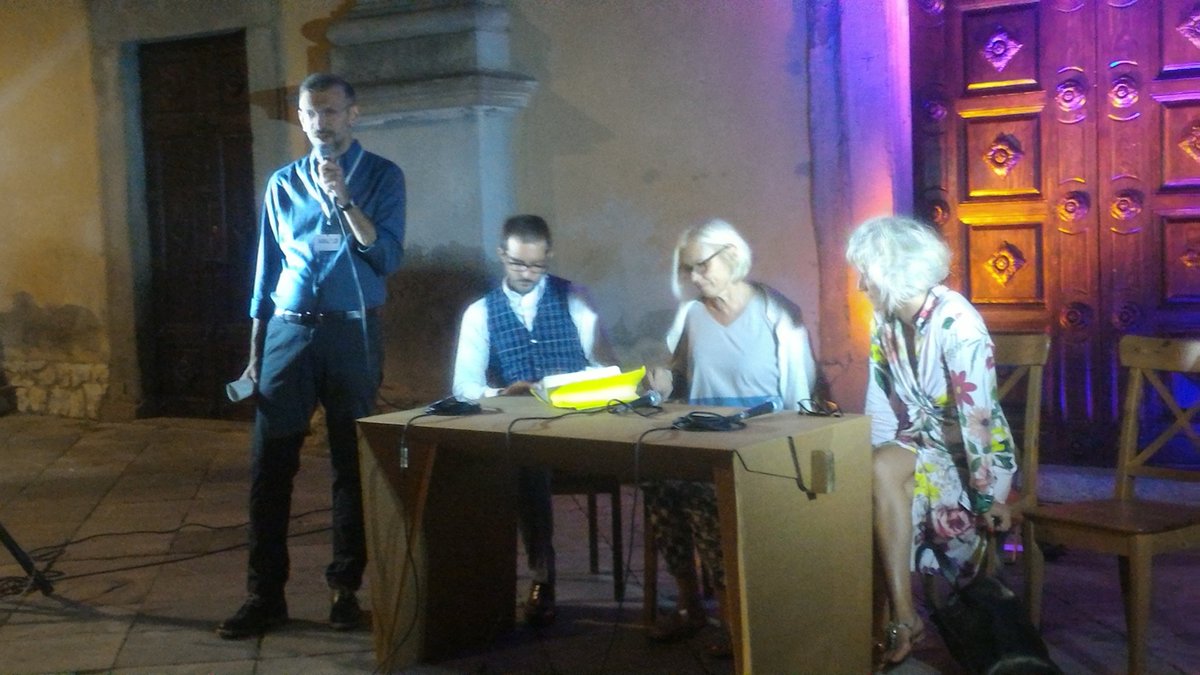 elbabookfest's tweet photo. Seconda serata di #Elbabookfestival2017, emerge l'esigenza di recuperare una esperienza culturale slow, libera, condivisa #rionellelba https://t.co/ZpHJsoc9sc