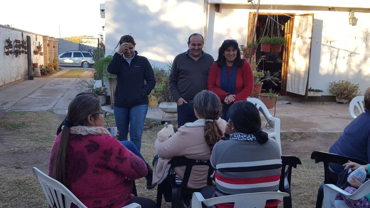 MSoleCarrizo's tweet photo. Seguimos conversando con los vecinos acerca del país que queremos. Gran mateada en Barrio Rosedal de Villa Quilino. https://t.co/gdgSRriKc0