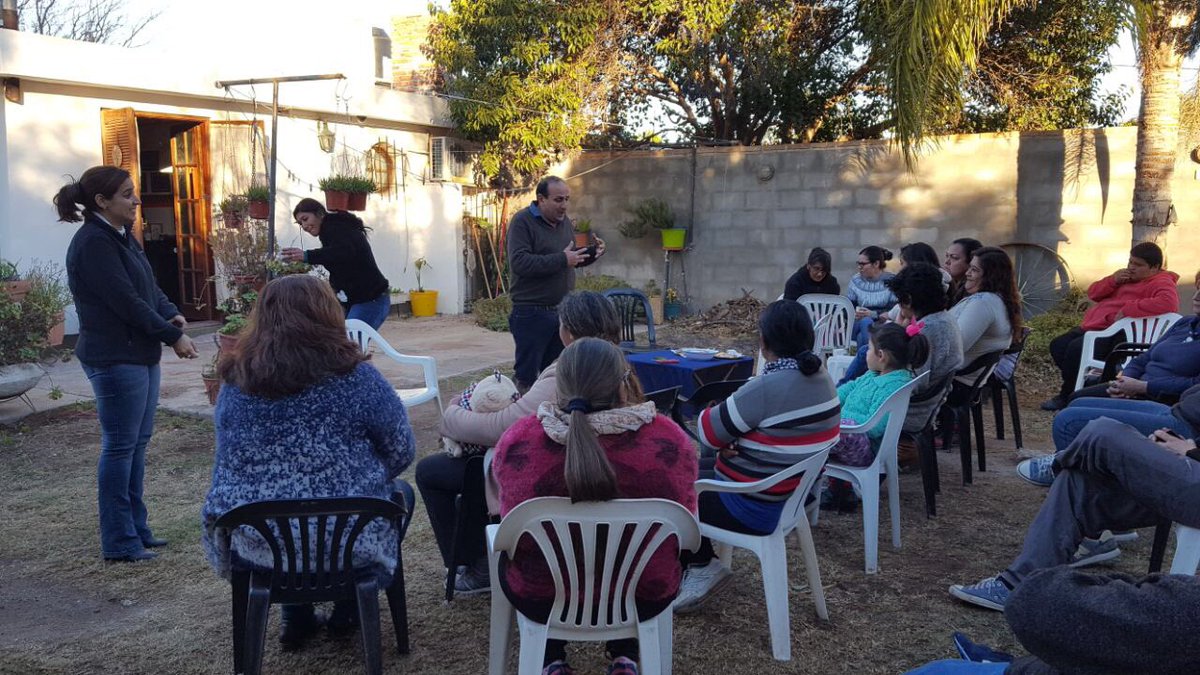 MSoleCarrizo's tweet photo. Seguimos conversando con los vecinos acerca del país que queremos. Gran mateada en Barrio Rosedal de Villa Quilino. https://t.co/gdgSRriKc0