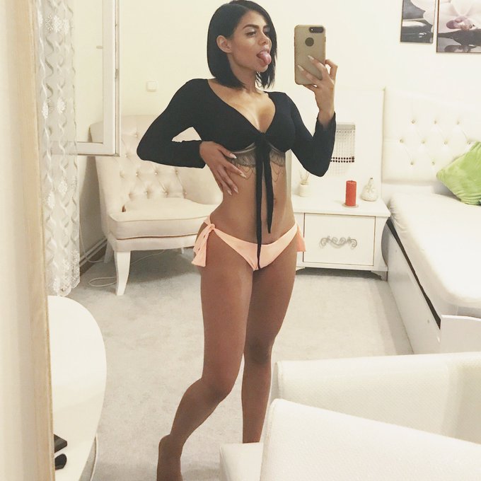 Besitos con lengua 👅💋 https://t.co/ulteWGT4OY