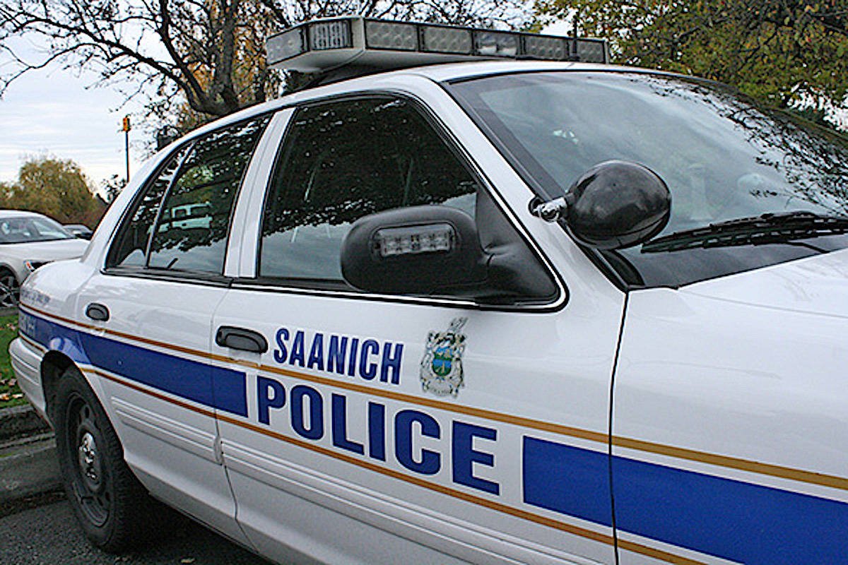 Man brandishing knife arrested by Saanich police dlvr.it/PWtmFp #yyj https://t.co/yAjwf4PL4G