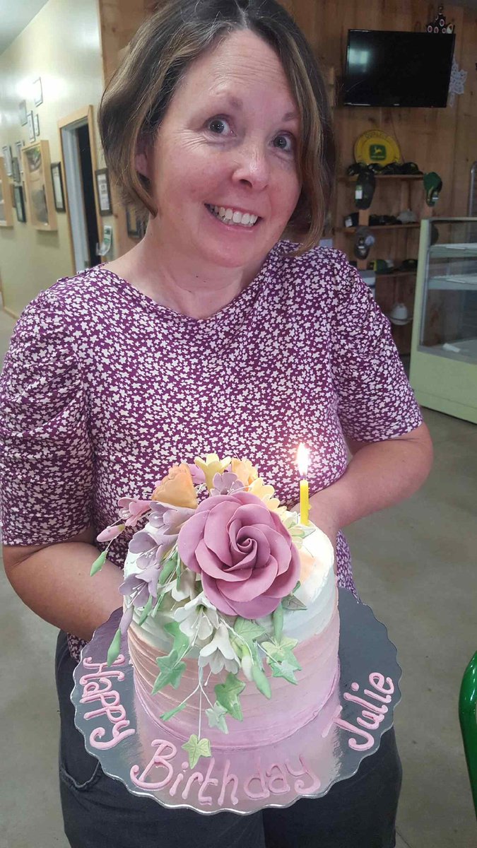 LeapingDeerFarm's tweet image. Happy birthday Mrs.B! #ingersoll #oxfordcounty #leapingdeer #bakedfromscratch #birthdaygirl