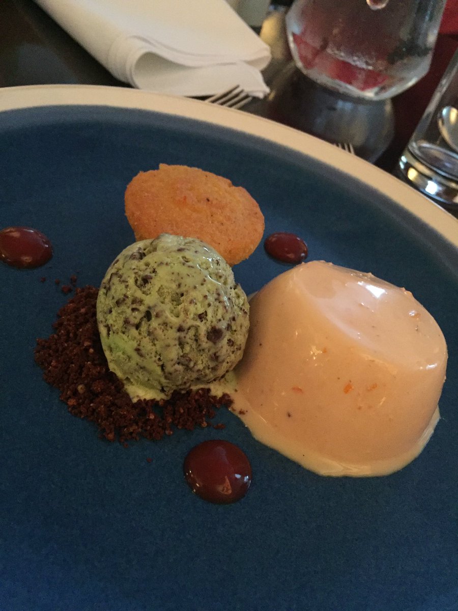 Beautiful food &amp; great conversation at the <a href="/lincscham/">Lincolnshire Chamber</a> Lincoln Supper Club at <a href="/CastleHotel/">The Castle Hotel</a> this evening