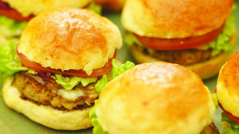 Do fast-food ao artesanal: Jovens empreendedores investem em hamburguerias em Paraisópolis espacodopovo.com.br/do-fast-food-a…