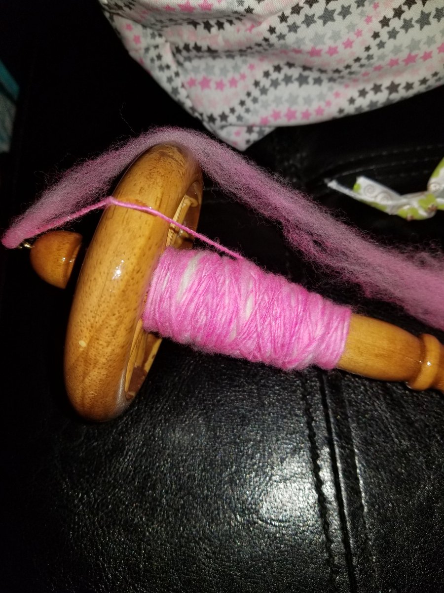 AggieDecarlo's tweet photo. I'm addicted to spinning! #spinwool #yarn #addicted https://t.co/BQ2aKyhPnw