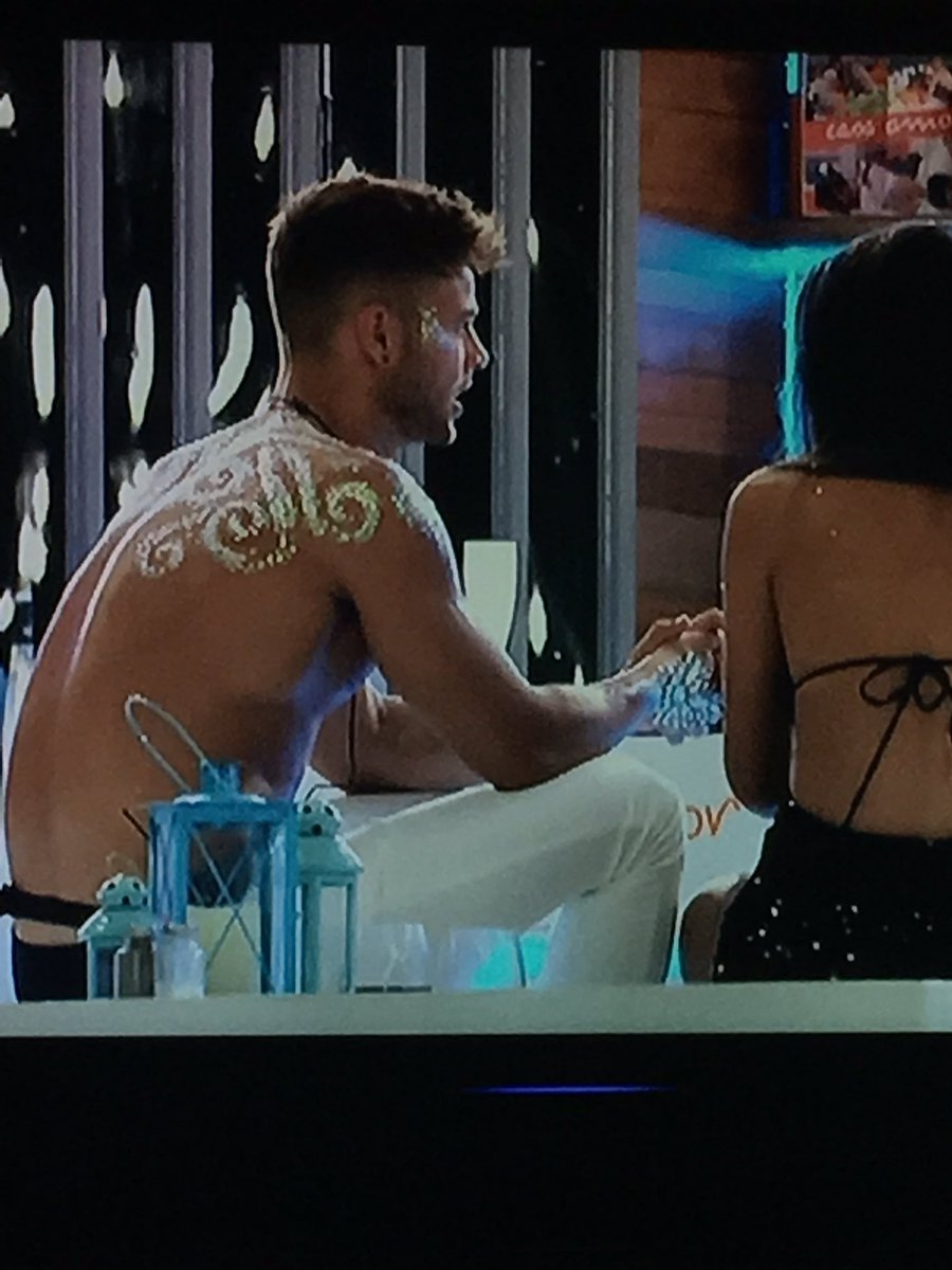 xhelsieex's tweet photo. Is it me or does Alex have a glittery penis on his shoulder 😕😂 #loveisland https://t.co/il5XIT47oQ