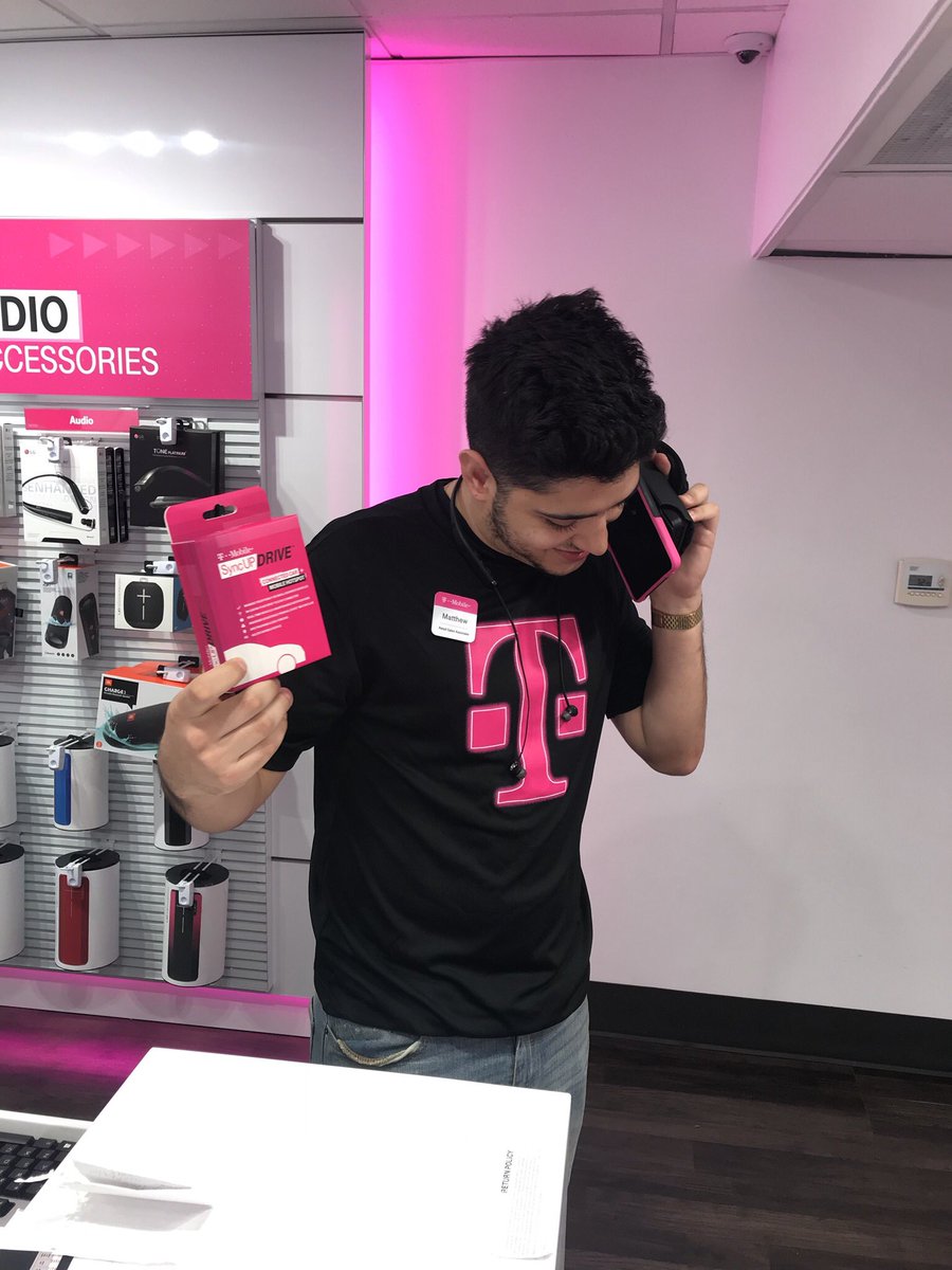 taxinjackson562's tweet photo. Matthew using the REMO to sell out a syncup #REMOTuesdayEveryday #REMOrally #MyUncarrierLife @Garyprice777 @BryanThompsonSW JohnLegere https://t.co/LyURHehcZv