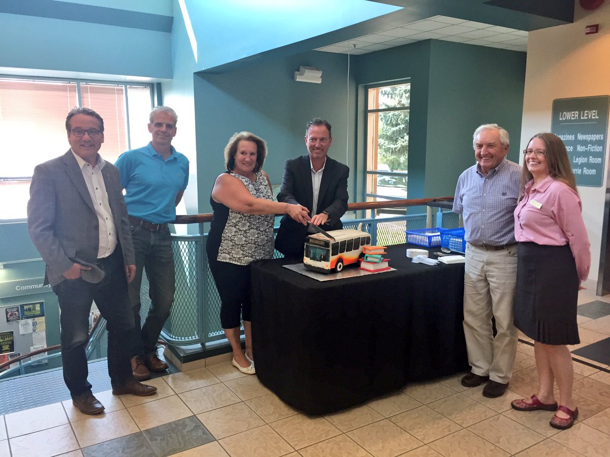 MHPublicLibrary's tweet photo. Books are now on busses in #medhat as a pilot project w/ @medicinehatcity! Thanks to @cakebreakmedhat for an amazing cake in celebration! https://t.co/A0C5jTpUiI