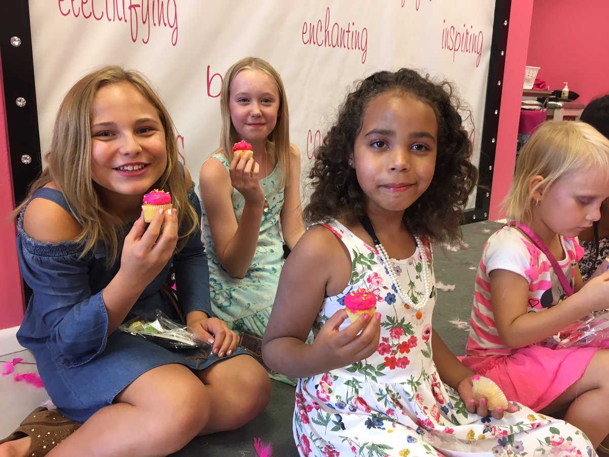 PinkyPoshSpa's tweet photo. #pinkcupcakes for all! https://t.co/X3vsJj43ss