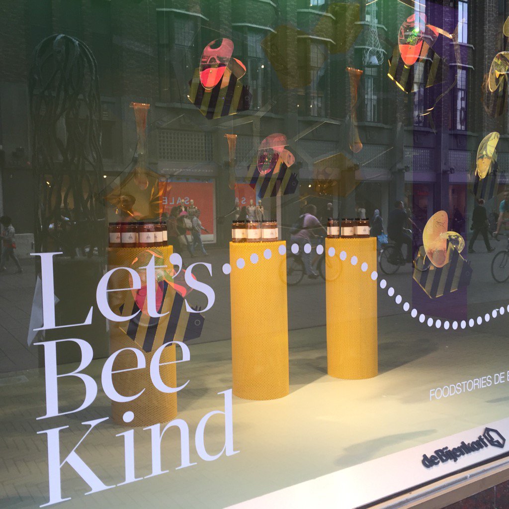 Trendlogicbv's tweet image. #bijenkorf #denhaag #letsbe kind #etalage