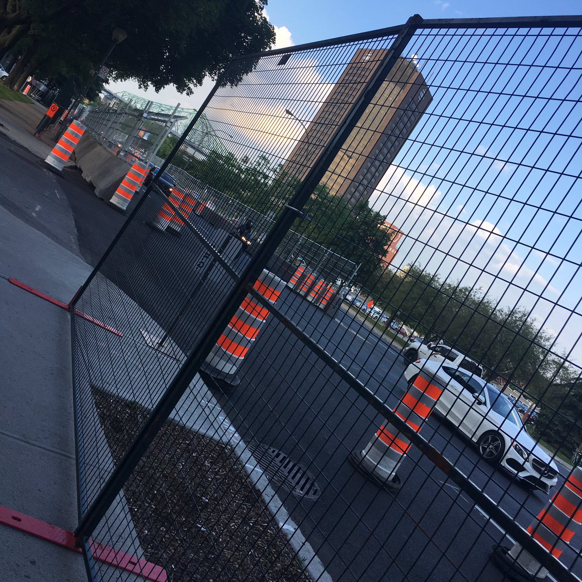 TurtleSince86's tweet photo. #Montréal, tu est vraiment laide avec tes clôtures et ton béton, en plus d'être la seule ville à payer... #FormuleE #Fail #GoodByeCoderre https://t.co/AbnQwWIfZz