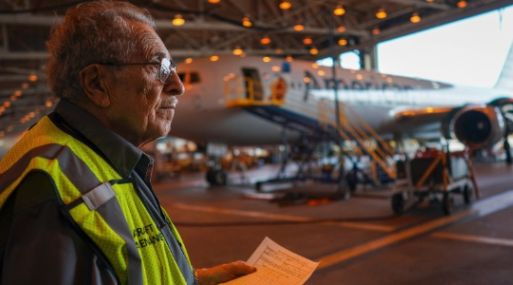 Gestionpe's tweet photo. Jubilación: Este mecánico de aviones de 91 años alcanza un récord mundial https://t.co/q5Upa3Rf4C https://t.co/950RcQEmZz