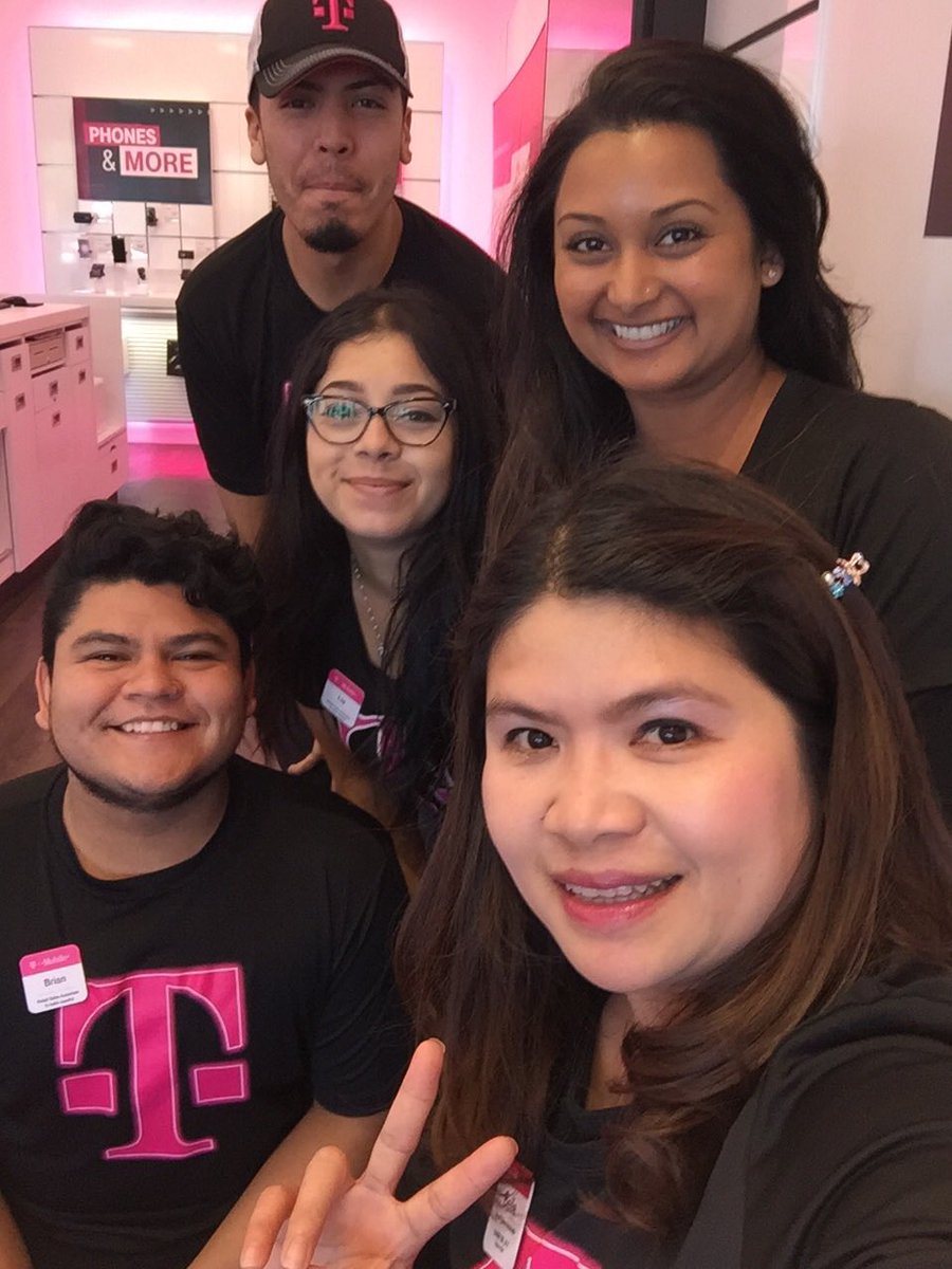 bcontrerasM1's tweet photo. Ready for a big day today! 🐧❄️ 

Come visit us at our new Del Monte location for the best deals! 🐧❄️☝🏽

#UnCarrier #MobileOne https://t.co/iQ14quLWlf