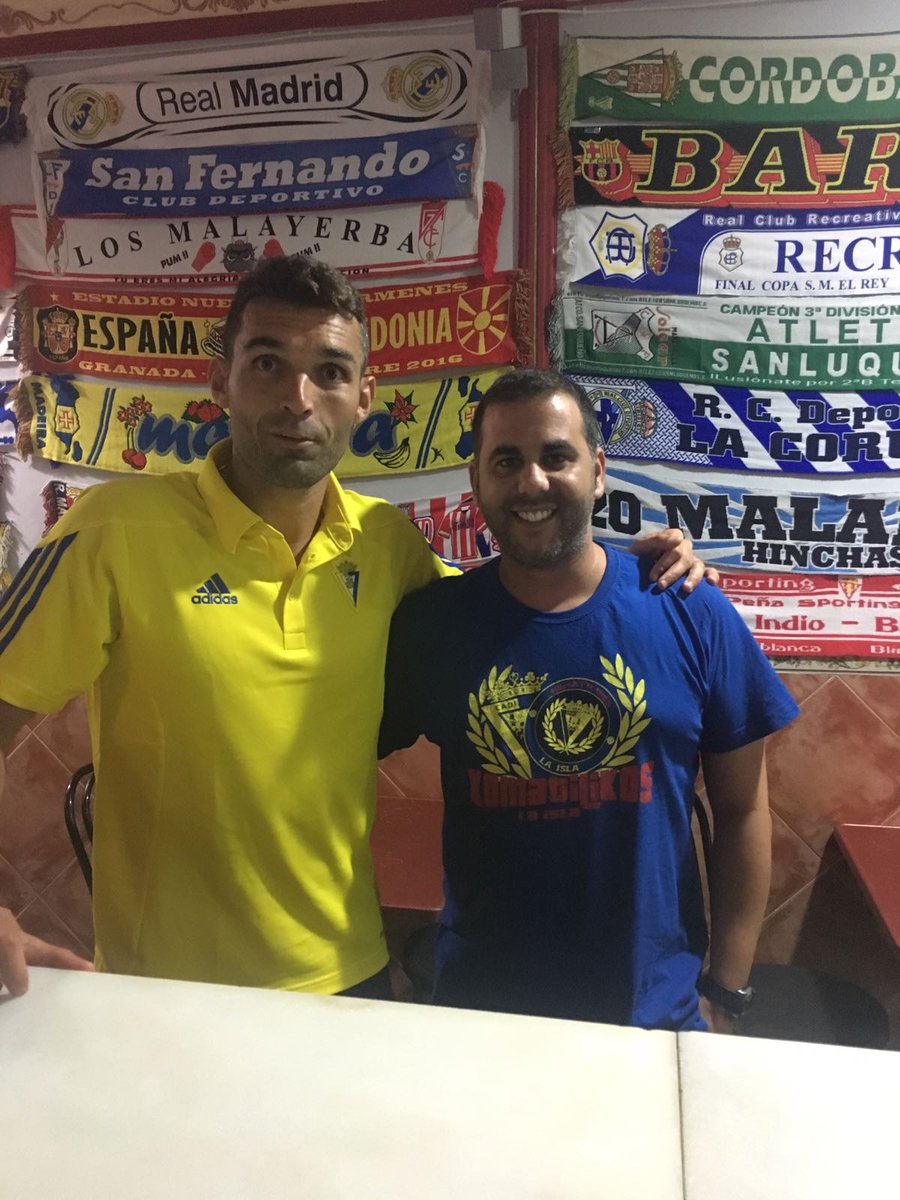KOMATILIKOS's tweet photo. Grande @barral23 visitando de nuevo nuestra sede,ésta vez ya siendo jugador del equipo que amamos!! #CadistasdelaIsla https://t.co/JjymjyHpWj