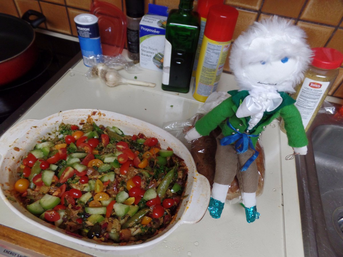 TheTickleFox's tweet photo. Fresh garden tomatoes + tomatilloes on top, stirred in leftover scape pesto + adobo sauce = Alchemy! #GentlemanDoll #squashpasta https://t.co/7sd12weHdP