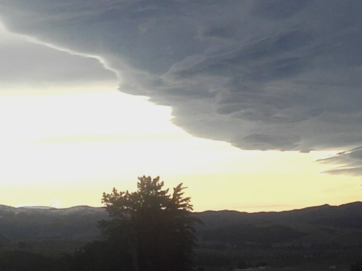 Castlerock_Rams's tweet photo. Something's brewing alright. Forcast is for 100mm here #setupforspring https://t.co/5FwzjnP4Hl