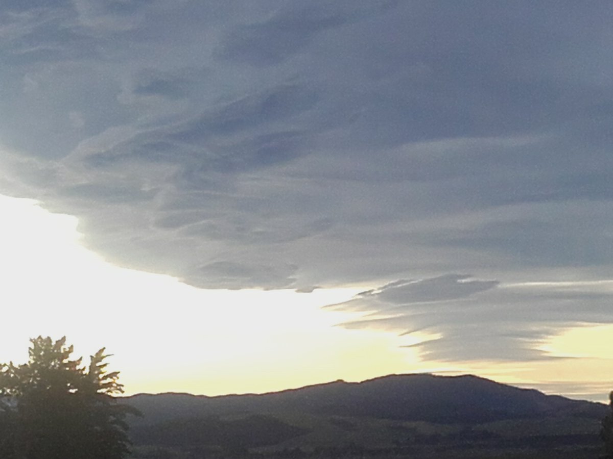 Castlerock_Rams's tweet photo. Something's brewing alright. Forcast is for 100mm here #setupforspring https://t.co/5FwzjnP4Hl