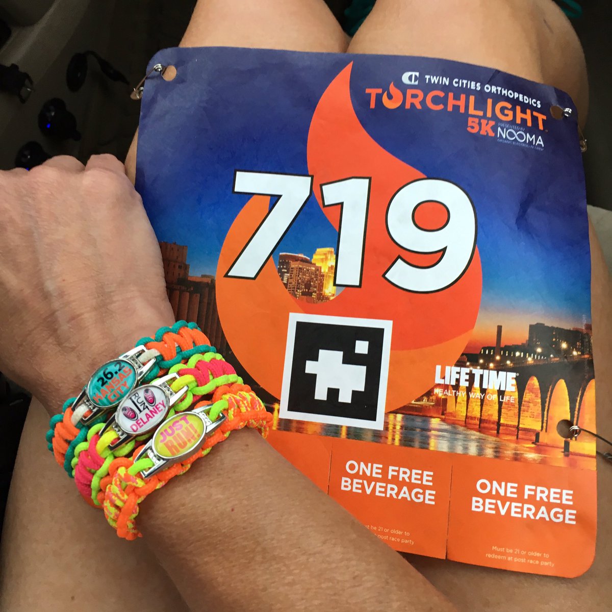 ARunningChick's tweet photo. There is still time! Meet us downtown for the @Torchlight5k ! Register on the spot! #runwithfire #bibrave #charmedrunning #neonismycolor https://t.co/AYX5BhzWv9