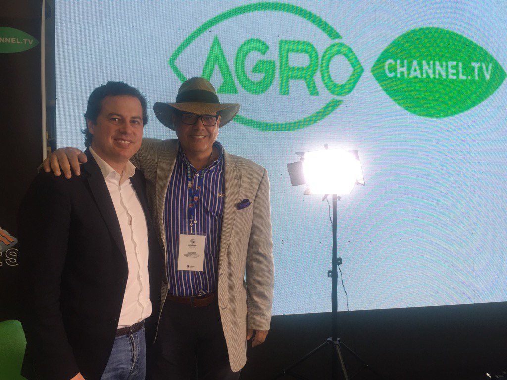 herbertkingtwit's tweet photo. Seador, "Juan Manuel Galán" también estuvo en nuestro set de grabación:
"https://t.co/HAUFoIqZtE" https://t.co/d1hiH1D8ZF