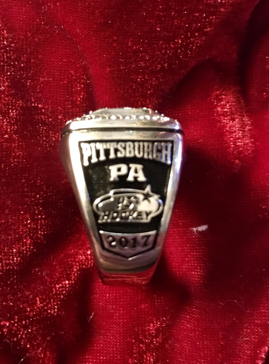 After months of wait the 2017 USA Hockey U18 National Championship rings have arrived.  #rollblues #fortherings #nattychamps