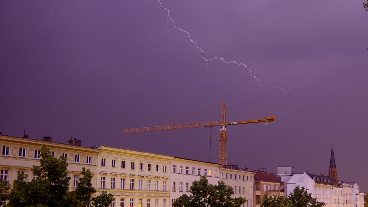 alex_schaub's tweet photo. Puh, gerade noch rechtzeitig vor dem #Gewitter vom Freiluftkino zurück. Da ist ordentlich was los am Nachthimmel #Berlin #Unwetter #taghell https://t.co/tWS51AXdx3